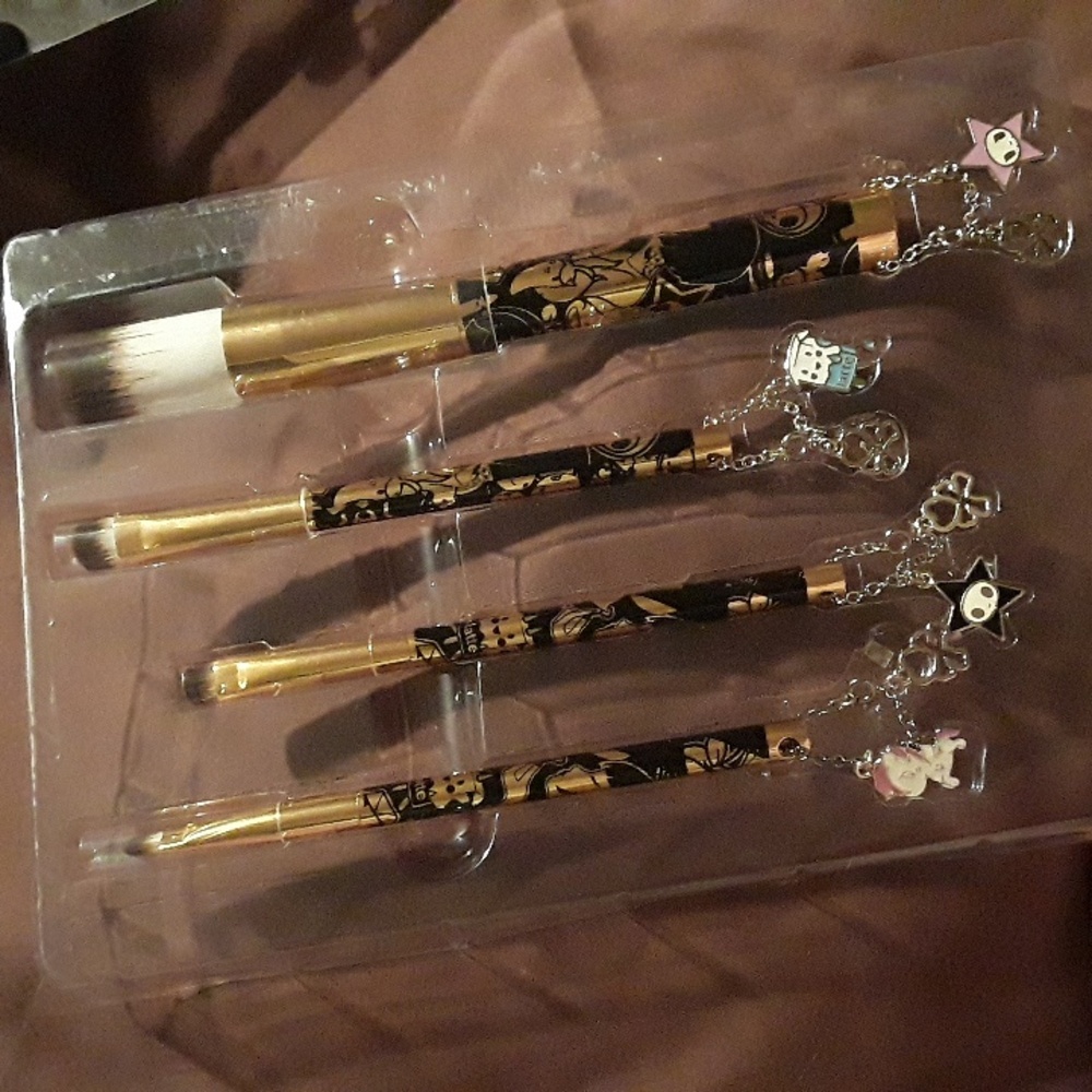 Tokidoki Pittura 4 pc Brush Set: 24 Karat Edition Rare Makeup Brushes LE Charms - Picture 15 of 16